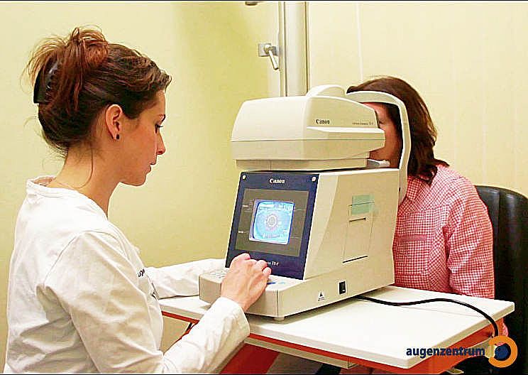 Tonometer Untersuchung: Bei der Messung des Augeninnendrucks mit dem Non-Contact-Tonometer wird die Hornhaut nicht berührt.