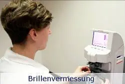 Mit dem Scheitelbrechwertmesser wird die Brillenstärke automatisch gemessen.