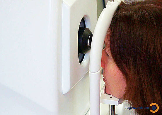 OCT Untersuchung im Augenzentrum in München Bei der OCT-Untersuchung wird zuerst das Kinn auf eine Stütze und zugleich die Stirn gegen eine Halterung gelegt.