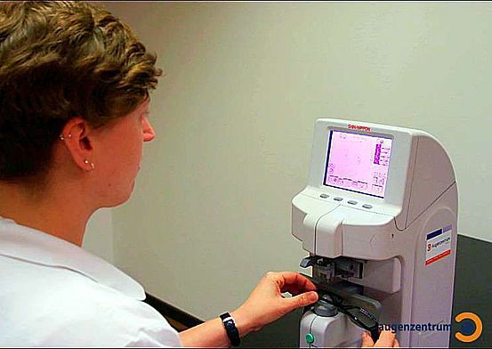 Bild vom Scheitelbrechwertmesser im Augenzentrum in München bei der Messung einer Brille.