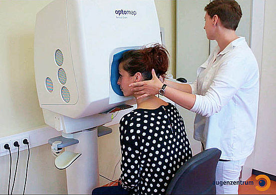 Die Vorbereitung auf die Netzhautuntersuchung mit dem Optomap im Augenzentrum in München.