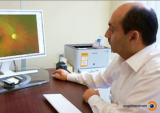 Dr. Parasta bei der Auswertung der Optomap Untersuchung.