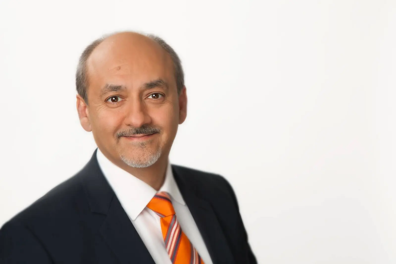 Prof. h.c.* Dr. med. Amir-Mobarez Parasta – Augenchirurg und ärztlicher Leiter im MUNICH EYE Augenzentrum München Prof. h.c.* Dr. med. Amir-Mobarez Parasta – Augenchirurg und ärztlicher Leiter im MUNICH EYE Augenzentrum München
