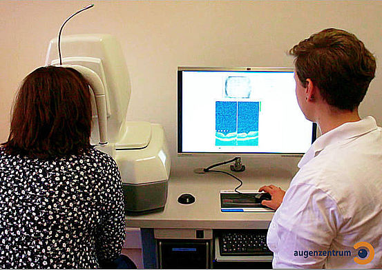 Bei der OCT-Untersuchung tastet ein Laserstrahl den Augenhintergrund ab und erstellt Bilder.