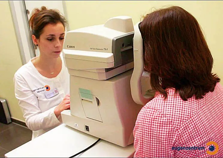 Tonometer während einer Untersuchung. Die Non-Contact-Tonometrie wird auch bei der Voruntersuchung für eine operative Sehfehlerkorrektur eingesetzt.