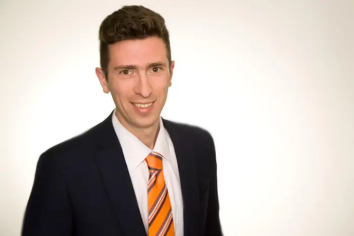 Oliver Ullmann Oliver Ullmann – Staatlich geprüfter Industriekaufmann/Staatlich geprüfter Wirtschaftsfachwirt