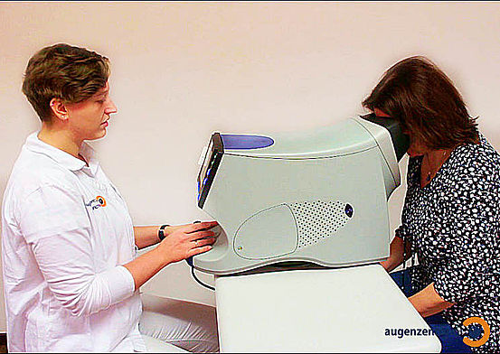 Der Patient positioniert bei der GDX Untersuchung seinen Kopf auf eine Auflage für Stirn und Wangenknochen.