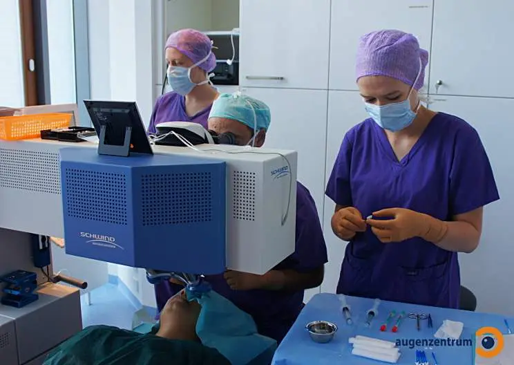 Dr. Parasta und Team bei einer Augenlaser OP.