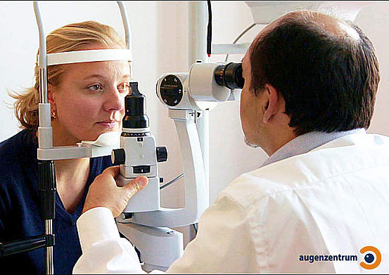Das Auge wird mit einem spaltförmigen Lichtbündel beleuchtet und über das Spaltlampenmikroskop untersucht.