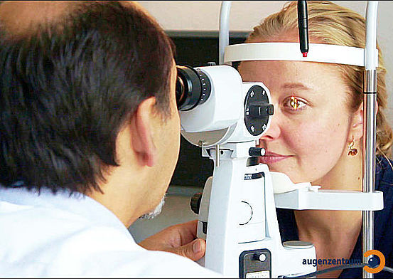 Mit dem Spaltlampenmikroskop wird das Auge in starker Vergrößerung untersucht.