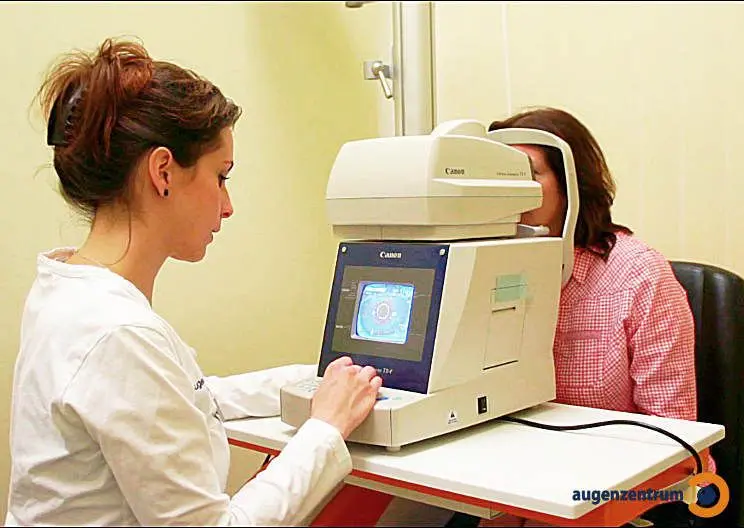 Tonometer Untersuchung: Bei der Messung des Augeninnendrucks mit dem Non-Contact-Tonometer wird die Hornhaut nicht berührt.