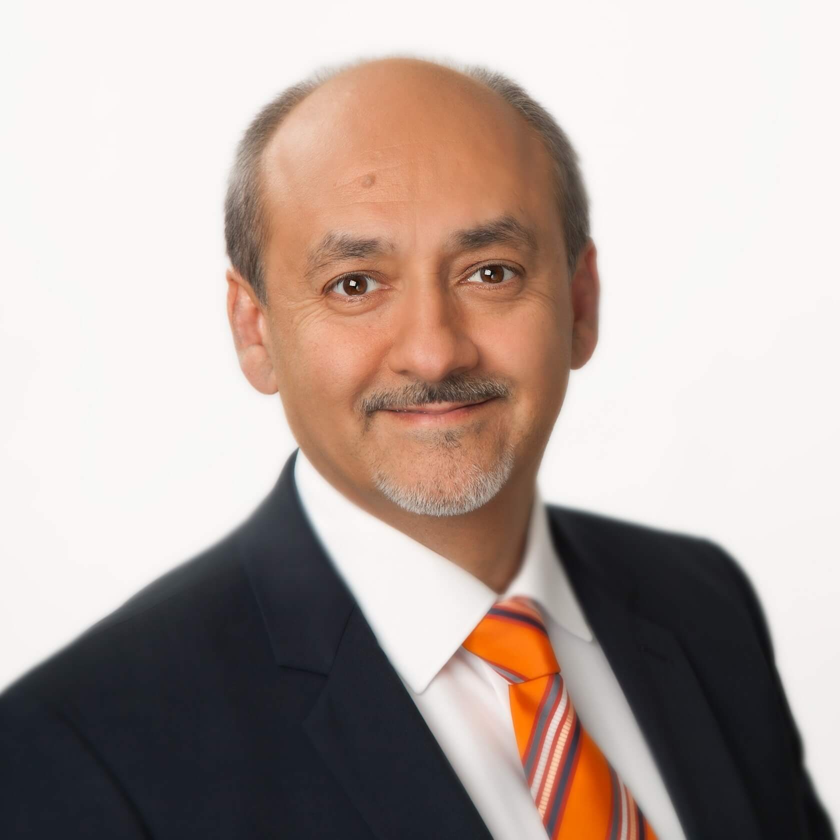 Prof. h.c.* Dr. med. Amir-M. Parasta - Augenchirurg und ärztlicher Leiter im augenzentrum
