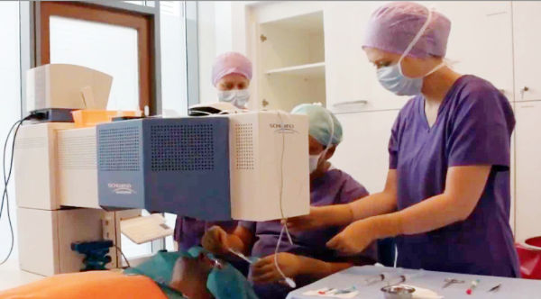 Sehkorrektur Videos über Augenlasern Smart Surf (TransPRK) Behandlung und Implantation von EVO+ VISIAN ICL Kontaktlinse