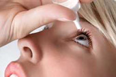 Betäubende Augentropfen vor einer Augenoperation