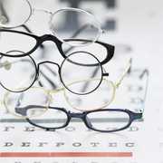 Lesebrille: bei Altersweitsichtigkeit gehören Nahbrille und Gleitsichtbrille zum Alltag. Die Alternative heisst Multifokallinsen.