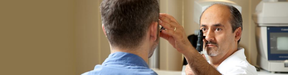 Augenuntersuchung bei Fehlsichtigkeit - Dr. Parasta in München Dr. Parasta bei der Augenuntersuchung einer Fehlsichtigkeit in München