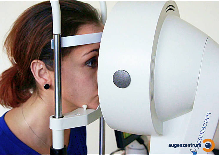 Pentacam im Augenzentrum München Während der Pentacam-Untersuchung legt der Patient sein Kinn auf eine Stütze und die Stirn gegen eine Halterung.